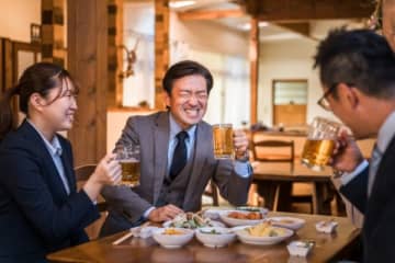 会社の忘年会「残業代が出ないなら行く必要ない」と断言する30代男性　その一方で会社のゴルフコンペに出席する理由