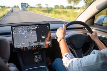 車のカーナビでテレビが見られるとNHK受信料が発生する⁉ カーナビの機能によっては自家用車も契約しないといけないの？