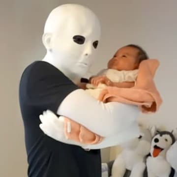 不審者になりきり『赤ちゃんを誘拐』したお父さん→大型犬たちが守ってくれると思いきや…まさかの光景が11万再生「爆笑した」「バレてて草」