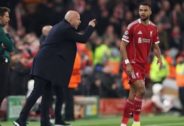 「スロットよ、もう出て行け」「手遅れになる前に解任しろ」泥沼のリバプールが蘭王者に衝撃の１－４惨敗…まさかの12戦９敗で公式SNSは大荒れ「ピッチに立っていたのはソボスライだけ」「守備がひどすぎる」
