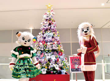 今年は「ライナ」のクリスマスツリー登場　埼玉西武ライオンズのマスコット　所沢駅周辺の商業施設　毎年恒例の「レオ」のツリーも　設置は12月25日まで