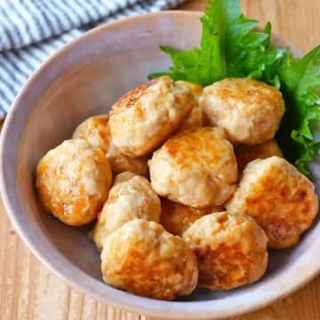 【はんぺんとひき肉で！ふわふわジューシー鶏つくね♡】「フライパンひとつで完成！」「節約なのに大満足！」