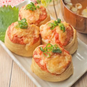 【油揚げに詰めるだけで、はい優勝】「ウチではおいなりさんより人気」「簡単なのにとびっきりウマい」明太マヨチーズいなりのレシピ