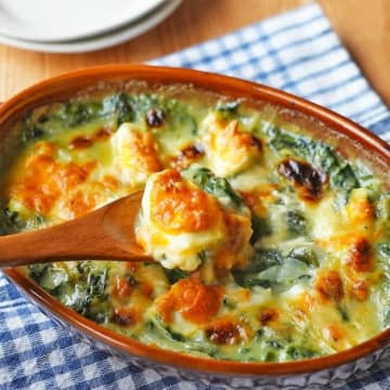 【ほうれん草、全部コレにしたい！】「ほっぺた落ちる♡」チーズと卵でとろとろ濃厚グラタン