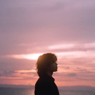 AKASAKI、劇場アニメ『ALL YOU NEED IS KILL』主題歌の新曲「連れてって」配信リリース