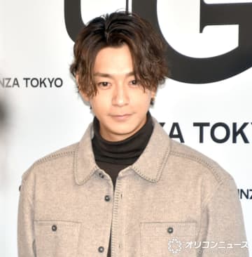 三浦翔平、グレーのセットアップで登場　笑顔で「上品かつ大人コーデ」