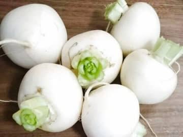 「かぶ」の茎の間に入っている土を簡単に取る方法。"放置するだけ"でOKなんです♪