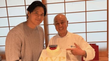 大谷翔平、世界的有名シェフの店を訪れ“MVPケーキ”で祝福される　前髪上げた私服コーデにも注目集まる
