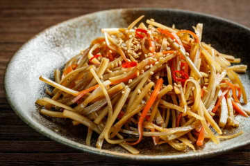 料理人・笠原将弘『きんぴらごぼう』の作り方を公開！料理人暦『25年』のプロが実践する”基本のきんぴら”に主婦も大注目「プロの包丁さばきは流石」「切り方、油の量、火加減、すべて神業」「引き算というかメリハリあって洗練されている」