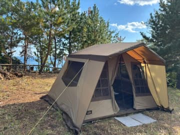 【無料で見学OK】ogawaの人気テント「オーナーロッジタイプ52R」が神割崎キャンプ場に出現！海絶景テント体験は12月14日(日)まで！