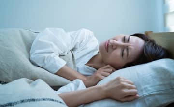 「寝ても休まらない」を解消！15秒でできる「漸進的筋弛緩法」が不眠に効く