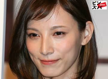 「絵になる背中」加藤あい・42歳、旅先での自然体肩出しショットが沸騰　大胆グラビア撮影報告も話題