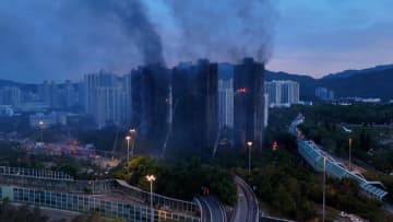 被害拡大し死者44人に…香港高層住宅火災で279人と連絡取れず　改修工事が火災拡大招いた？業者の取締役ら3人逮捕