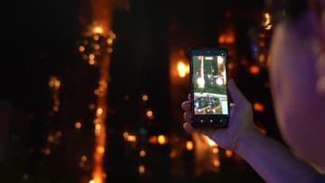 死者36人、279人連絡とれず…香港高層住宅の大規模火災で消火活動続く　補修工事の竹の足場から火の粉が燃え移ったか