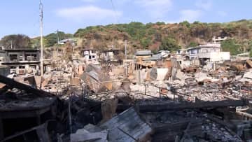 建物は骨組みだけ…焦げ臭いにおいも　大分大規模火災の現場を報道陣に初公開　鎮火至らず82世帯115人が避難