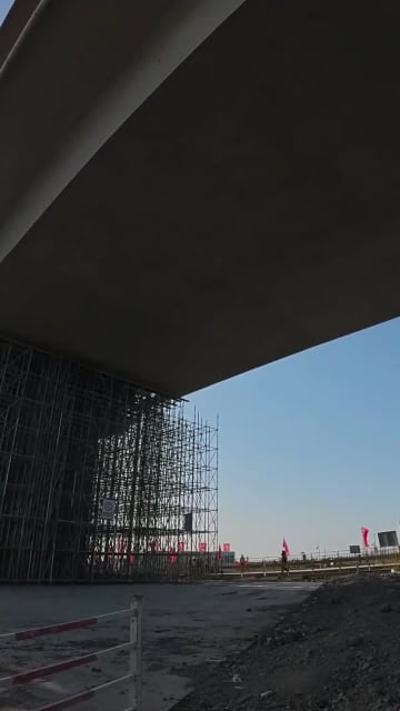 中国・新疆で最大スパンの高速道路回転架設橋、設置完了