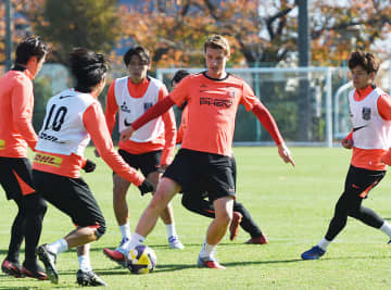 ＜J1浦和＞4戦ぶりの勝利へ意欲　岡山戦へ向けて練習公開　ファンサービスでは今季限りで退団のホイブラーテンとチアゴサンタナに長蛇の列