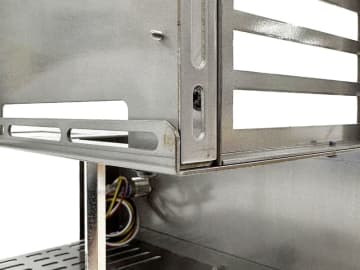 「この錆びは仕様です」――鉄の素材感を楽しむオープンフレームATXケース