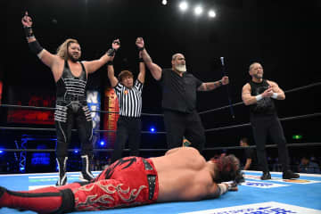 【新日本】EVIL、非情のパウダー攻撃で“WAR DRAGONS”を粉砕「俺はプロレス界の金メダリストや」 鷹木は1.4ドームでウルフアロンの応援を宣言