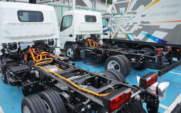 三菱ふそう、ディーゼル車とバッテリEVの混流生産設備を公開