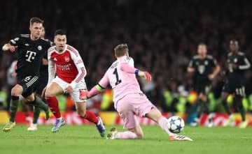 狙い通り？ 偶然？ アーセナルの“超絶トラップ弾”が話題！「ノイアーのミスかと思ったけど…」「絶妙すぎた」【CL】