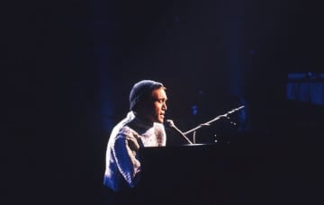 小田和正、自身がホスト役を務めた音楽番組『クリスマスの約束』2001～03年版がBlu-rayで復活