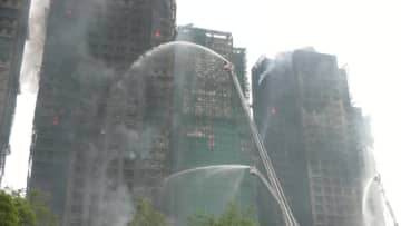 香港の高層住宅火災で工事業者3人を逮捕…改修工事で被害拡大か　44人死亡、279人と連絡取れず