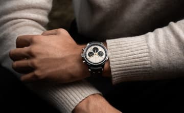 頂を目指す若きスイスブランドの誇り　ノルケイン「フリーダム 60 クロノ 43MM オフホワイト」