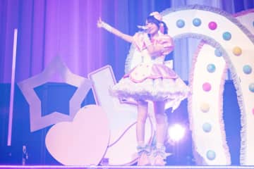 【ライブレポート】小倉 唯、ツアー＜Love♡Ratory＞神奈川・パシフィコ横浜にて閉幕。研究所がテーマの“実験的な”ライブステージ