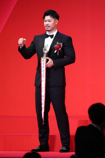 佐藤輝明は有名ブランドのオーダースーツで登場　純白スーツの森下翔太は「ゴールデン・グラブ賞の時もスゴいので！」と予告