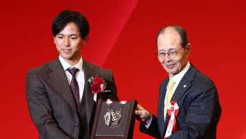 楽天ルーキー・宗山塁の胸元を彩ったコサージュのウラ話　他球団の“頼れる選手会長”がかいがいしく世話を焼く