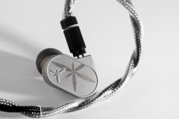 水月雨、ガラスドーム複合振動板を採用したイヤホン「蘭 II」。チューニング違いの2タイプ