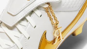 NIKEからロナウジーニョとコラボした伝説スパイク「タッチオブゴールド」が登場！10年のときを経て復活…12月10日発売