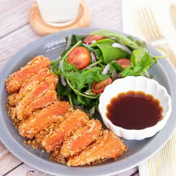 【うちではサーモンカツをこう作ってます！】「揚げてないから超簡単！」「このアイデアすごすぎ！」見た目も味も文句なしの最強レシピ