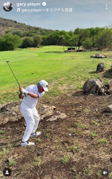90歳のレジェンド、ゲーリー・プレーヤーが土の上からUTでクリーンに打つ姿がすご過ぎた！