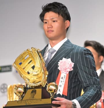 【阪神】森下翔太がＧＧ賞表彰式にド派手スーツで登場　裏地にはリーグ制覇の集合写真