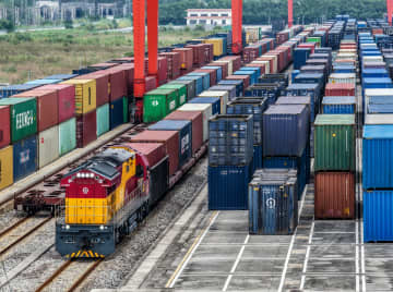 中国西部陸海新ルート経由の貿易額、1～10月は17.9％増
