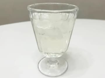 リンゴとミカンの皮を水に浸すと…　半日後の結果に「一気に飲んだ」「子供もゴクゴク」