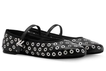 ルイ・ヴィトン“中世の鎧”着想のバレリーナシューズ、シルバーアイレット付きやゴールドメタリック色