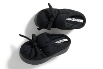 パーバーズ×スブの冬サンダル、ふっくらリボン＆“切りっぱなし”小花柄テキスタイルで