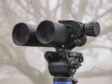 三脚・雲台に固定するためのZEISS「双眼鏡ホルダー」　クランプで本体を挟んで固定