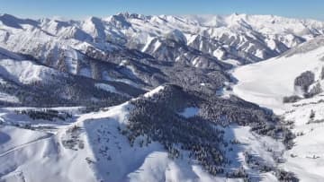 冬の晴れ間に広がる水墨画の世界　中国新疆イリ・カザフ自治州