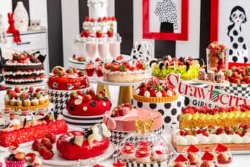 ヒルトン東京「モノクロ」ストロベリースイーツビュッフェ、”白黒ボタン”のドレス風ムースなど