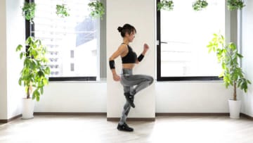 “立ち腹筋”が効く！足踏みと合わせてお腹を絞る、簡単8分メニュー