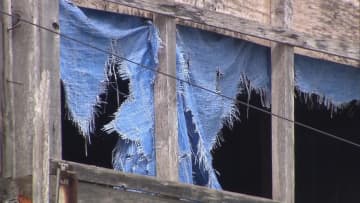 解体費払えずボロボロでも放置…各地で深刻化する空き家問題、税制巡る問題が足かせに　3年後には4戸に1戸が空き家との推計も