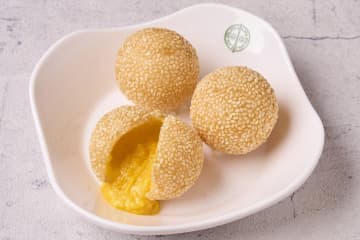 香港点心専門店「ティム・ホー・ワン」冬限定“ザクモチ”カスタード胡麻団子、甘塩っぱいカスタード餡入り