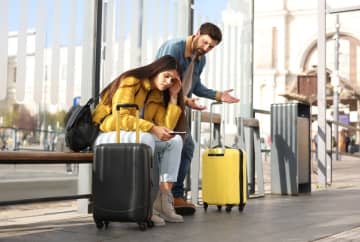 旅行先でレンタカーを事前予約し、料金も支払ったのに、当日「予約がありません」と言われました。お金は戻るのでしょうか？