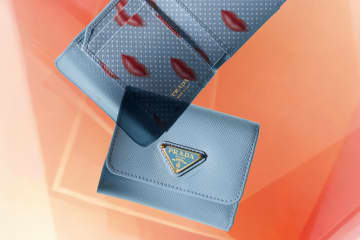 プラダ“リップ柄”レザー財布＆カードケース、やわらかパステルカラーで