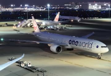 JAL、ワンワールド塗装の777-300ER「JA732J」が退役整備を開始