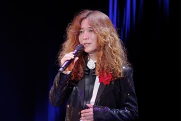 タブレット純、都内で初アルバム『タブレット純 大いに歌う』発売記念コンサート開催！　750人の観客を前に中川博之作品・昭和歌謡カバー全33曲披露